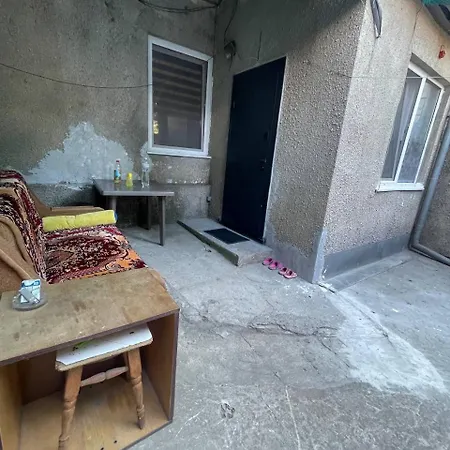 центр с двориком 2к с животными тварини посуточно подобово Apartment *